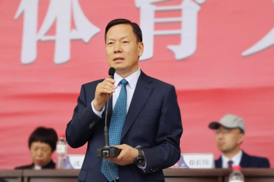 董玉宽宣布我校第一届体育文化节暨第四十一届运动会开幕.