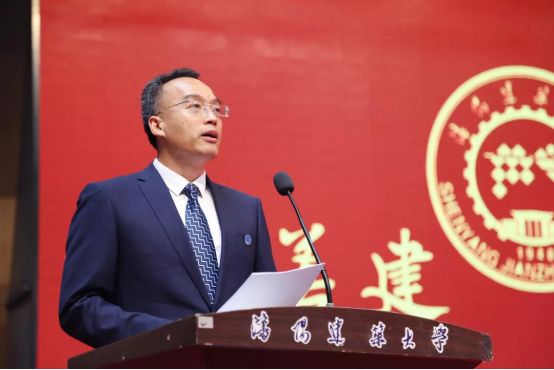 学校党委副书记宁先圣主持毕业典礼